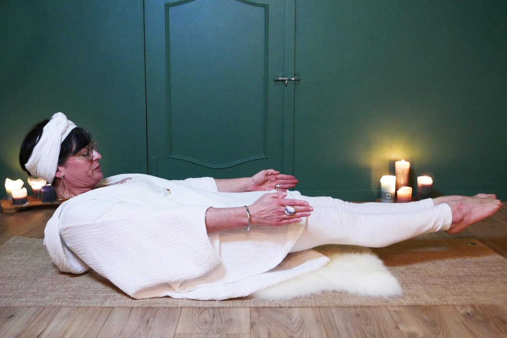 femme pratiquant le yoga kundalini
