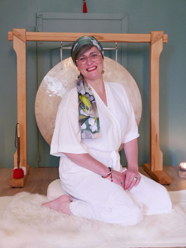 portrait de Nancy Bonilla devant un gong