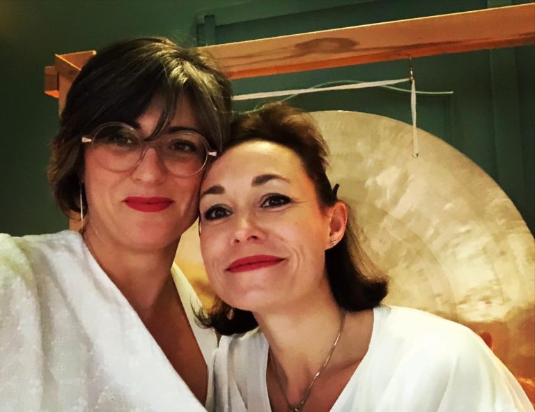 nancy bonilla et Sandrine Pereira devant un gong